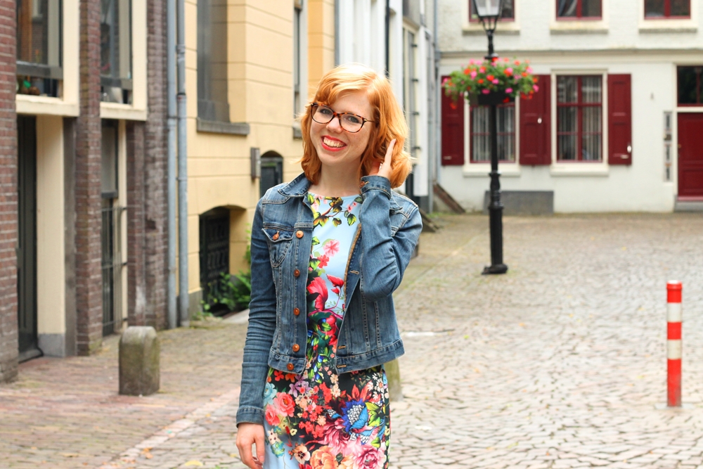 Outfit | Blauwe jurk met bloemen in een Utrechts steegje