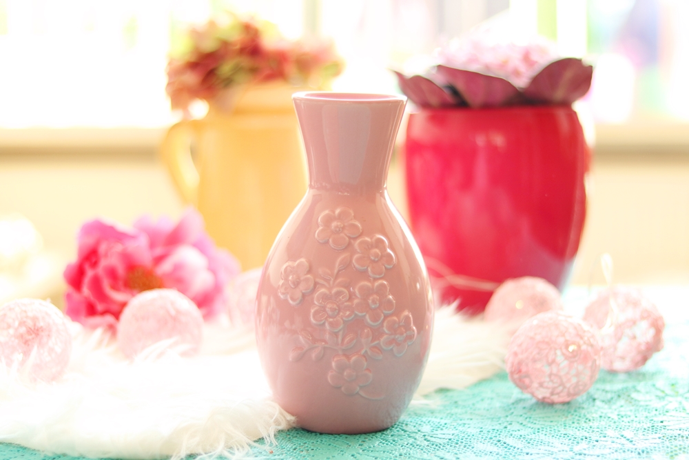 kringloopvondsten roze vaas met bloemen
