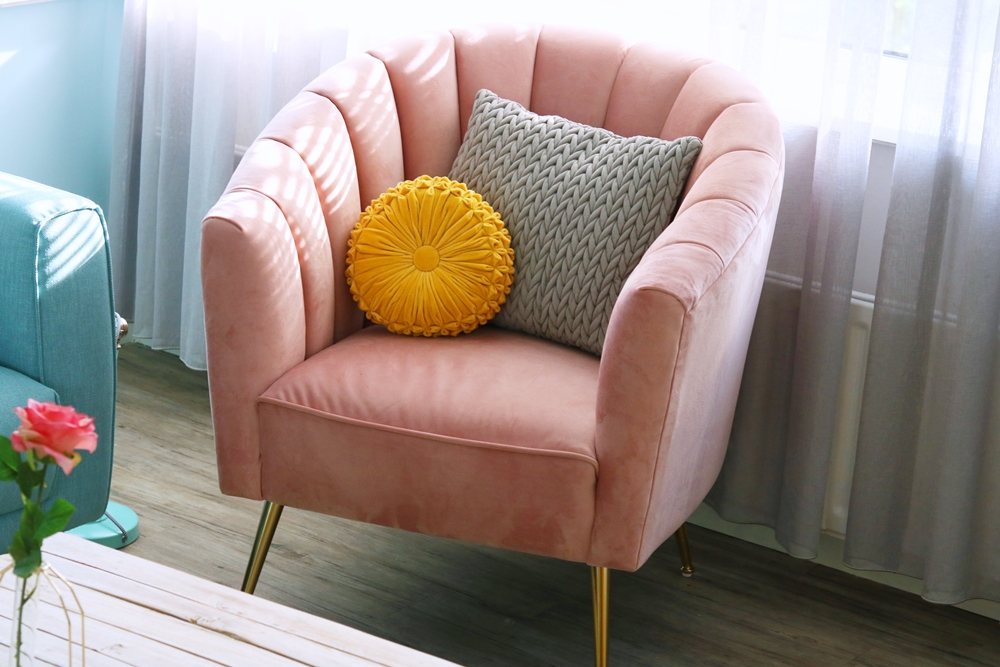roze fluwelen stoel
