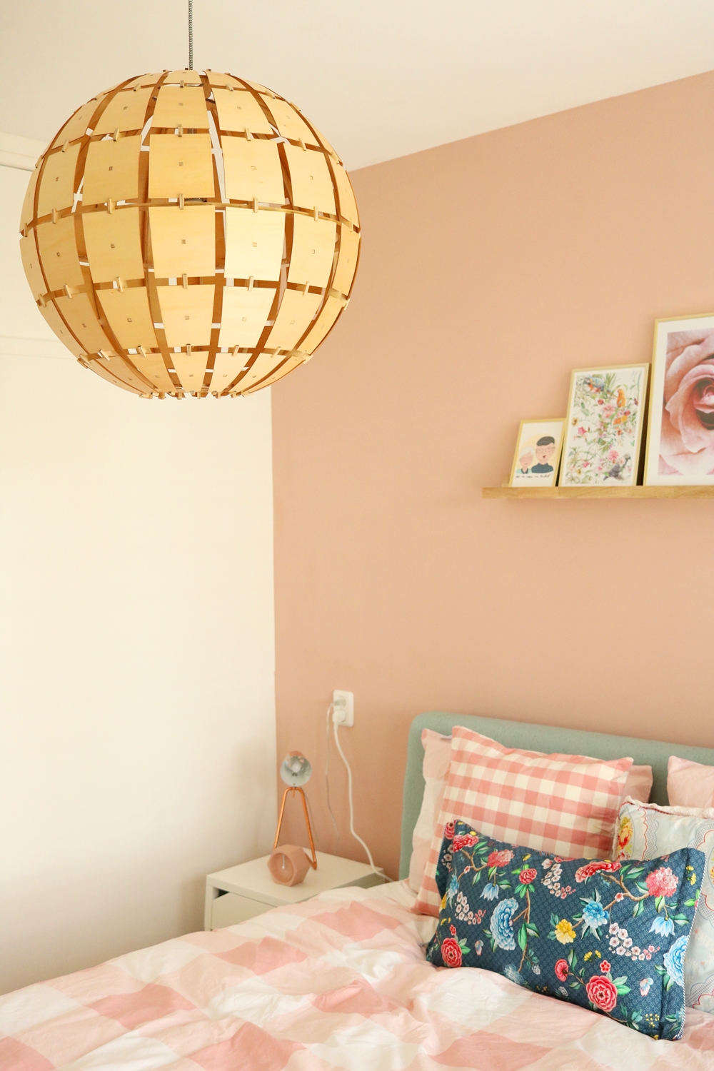 houten lamp in slaapkamer