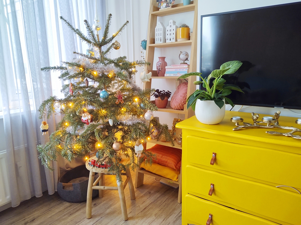 kleurrijke kerstboom in huis