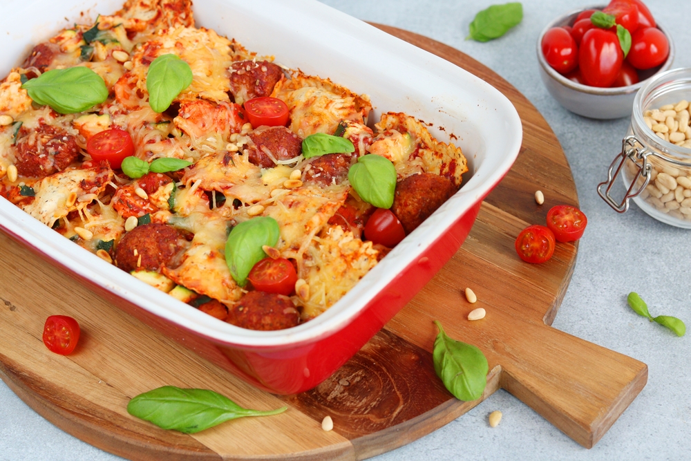 Recept | Vegetarische pasta-ovenschotel met balletjes en tomatensaus